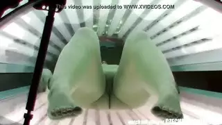 أثداء مراهقة طبيعية كبيرة وترتدي نظارات: بلع عميق وجنس من الخلف