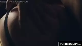 حفلة جنس فاخرة: عملاء أغنياء وعملية ثنائية مع مشاهير