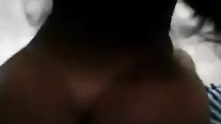 فتاة يابانية شابة تأخذ عدة أعضاء ذكرية