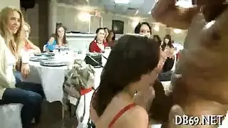 فيلم بورنو كامل مع حفلة جنسية للشباب البريطاني