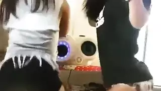 جميلات عربيات بمؤخرات كبيرة تأخذان عدة أجهزة ذكرية