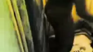 مزة مصرية تاخد حمام فى منطقة شعبية