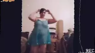 هواية مثارة تتباهى بصدرها الكبير العاري في غرفة النوم