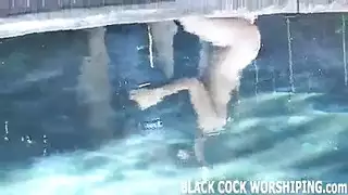 قضيب أسود ضخم يصطدم بمؤخرة ممتلئة في بورن عنيف