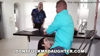 تطلب الصديقة القضيب من عشيقها الأكبر سناً