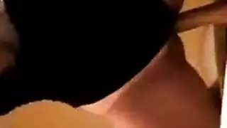 سمراء ذات خبرة تعطي مصة فوضوية لقضيب كبير