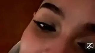 تفتح ساقيها وتلمس بظرها، هو يفتح سرواله ويلاعب قضيبه المتصلب