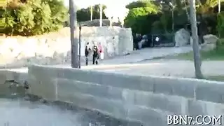 شاب ينيك صديقته وزارته في الحمام