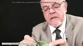 قضيب رجل عجوز يدمر سمراء شابة في فيلم إباحي صريح