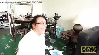 فتاة بريطانية تتعرض للضرب بقوة على الأريكة وتنتهي بالقذف على وجهها