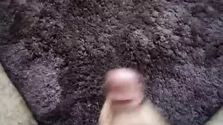 استمناء قاسي بشعر كثيف يطلق حمولة سميكة على الأرض