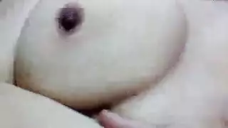 جمال عربي فاتح البشرة يتم ضرب ثدييها وفرجها في البورنو