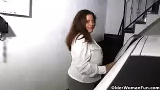 أم عاهرة كبيرة الثدي تظهر ثقوبها وتلعب بحلماتها