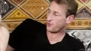 أب يشم كلوت بنته المراهقة وعندما تكتشف ذلك تقدم له كسها حتى يريح زبه