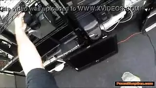 جنس في المحل: ركوب ساخن واللعب بفرجها المبلل