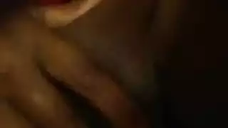 الفتاة السمراء اللصة تكافأ بنكَة لطيفة للعودة إلى المنزل