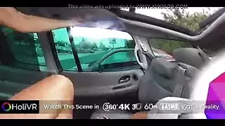 إفراغ مثانتي قبل أن يملأني قضيب في السيارة