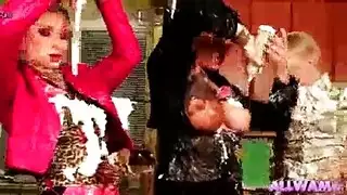 تقطيع واختراق مزدوج بقوة على أريكة جلدية سوداء