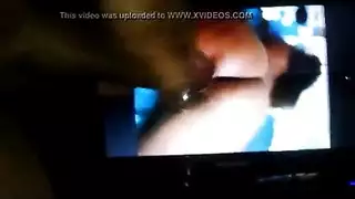 جنس ترانس صريح: فتاة سمراء في ثونغ كاشف