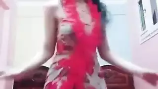 ترقص وتشلح العباية