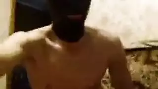 مبتدئة المطاط اللامعة تمارس الجنس بعد التجسس عليها