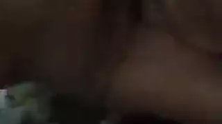 طالبة شقراء ساخنة تملأ مهبلها الضيق بقضيب اصطناعي مزدوج، تئن وتداعب حلمتي ثدييها