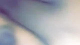 امرأة ممتلئة الجسم تنك فرجها باللحم قبل أن تركب قضيبه الصلب