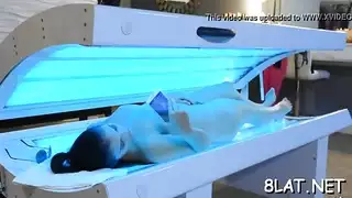 قرنية الفرخ يحصل كس مارس الجنس من الخلف من قبل الأسود على العمل الأسود