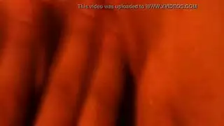 فتاة صغيرة الصدر مقيدة لعملية جنس جماعي لذوي الياقات البيضاء