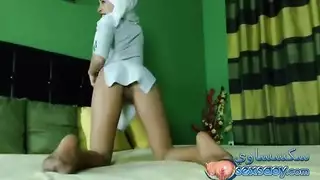 فتاة عربية على الكاميرا تتعرى وتلعب بكسي