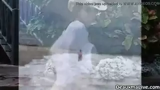 عارضة إباحية ذات ثدي ضخم تستمتع بنفسها على شاطئ عراة