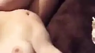 عاهرة الصالة الرياضية تمص قضيباً قاسياً وتأخذ حمولة على ثدييها