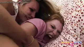 شاب ينيكها بينما هي تلعق فرج فتاة