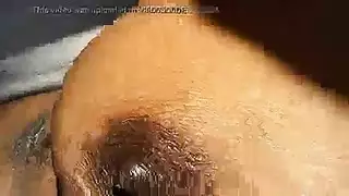 الفتاة كبيرة الجسم تقدم هدية ساخنة: جسدها العاري في مشهد صريح