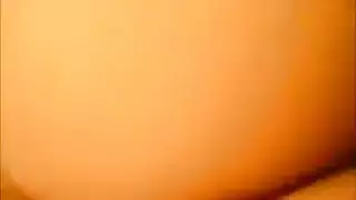 أم عربية كبيرة المؤخرة تأخذ قضيبين أسودين في فيلم إباحي