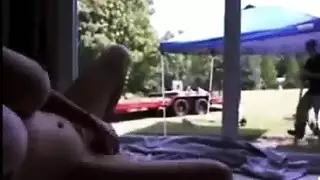 البستاني الأسود يمارس الجنس مع رجل عجوز قذر في طقس جنسي جامح مع مساعد