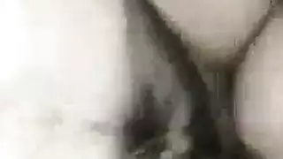 مضيفة طيران سكرانة تمارس الجنس في حمام الطائرة الضيق