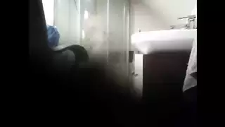 ناشئة صغيرة تتباهى بأثدائها الطبيعية قبل جماع جماعي