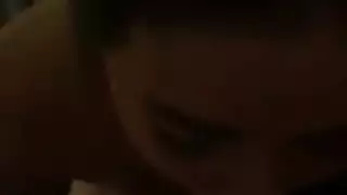 امرأة سمراء آسيوية مثيرة تعمل راقصة كما يتخيلها بعض أصدقائها على أنهم مص