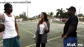 ميا خليفة في مشهد إباحي جامد: نيك حلق وكس عنيف