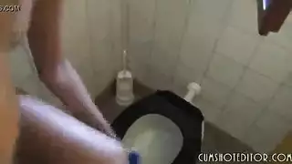 فتاة صغيرة في الكعب تشارك في فعل جماعي إباحي صارم