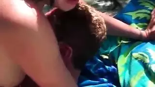 الفتاة ذات الشعر الرمادي تحصل على فعل خشن من الخلف