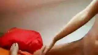 زوجان مثاران يتبادلان الشريك في حفلة جنس جماعي