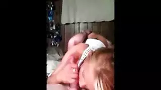 شقراء بملابس داخلية بيضاء تتعرض لقضيب كبير في حلقها