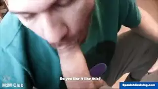 فتاتان جميلتان تمارسان الجنس: مشهد سحاق كامل