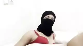 فتاة عربية محتشمة في نقاب تستمني فرجها العصير بإثارة شديدة