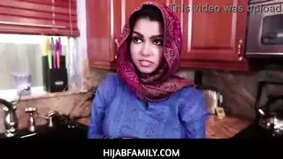 عاهرة عربية آدا سانشيز تتوسل لقضيب كبير في فمها