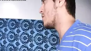 حركة عزبية للمراهق: يمارس العادة السرية حتى يقذف على ملابسه