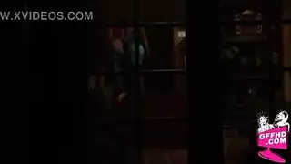 سكس سحاقي جامح مع أقضبة صناعية كبيرة