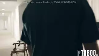 شقراء ذات أثداء كبيرة تبتسم بشراهة قبل تعرية إباحية